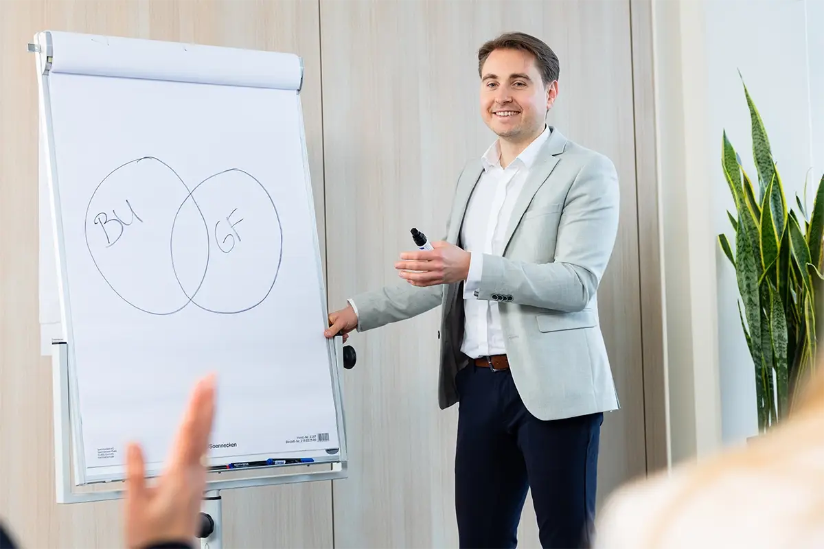Steffen Lindig präsentiert ein Diagramm auf einem Flipchart.