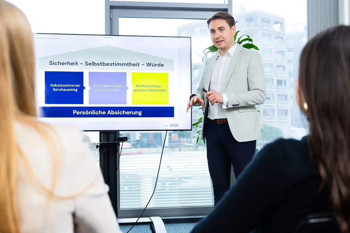 Präsentation mit Steffen Lindig vor einem Bildschirm.